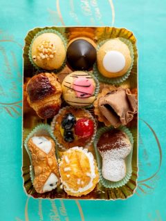 C’è un’idea diffusa che i dolci siano una coccola d’inverno.
Eppure basta una pasticceria fresca, fatta con equilibrio e ingredienti di stagione, per cambiare prospettiva.
Colori delicati, consistenze leggere, profumi che sanno d’estate. Un modo diverso di concedersi qualcosa di buono, senza bisogno di grandi occasioni.
Perché ogni stagione ha i suoi sapori. E anche i suoi dolci.
#MadeInCanavese
#PanBelmonte
#Domenica
#PasticceriaFresca
#AnticaPasticceria
