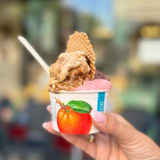Fonti certe dicono che il gelato fa bene al cuore. ❤️🍦
Le stesse fonti consigliano di prenderne un altro gusto... giusto per sicurezza. 😌
Ti aspettiamo per la tua dose di felicità.
#PanBelmonte
#GelatoDiPasticceria
#MadeInCanavese
#AnticaPasticceria