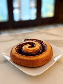 Se ci chiedessero qual è uno dei protagonisti della nostra #estate, forse diremmo proprio lei, l’ultima arrivata.
E voi?
🌀🌀🌀
#CinnamonRoll
#MadeInCanavese
#AnticaPasticceria
#PanBelmonte