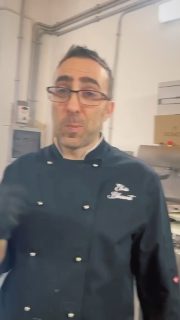 E per la rubrica GLI ASSAGGI DI ELVIS....
Siamo in laboratorio, prepariamo proprio adesso i prodotti per domani.
Ed @ElvisBles ci manda una prelibatezza fresca... anzi, freschissima!
Le praline allo STRUDEL!
Hanno fatto il loro esordio proprio oggi, quindi se siete stati fra i primi fortunati ve ne state gustando una anche voi. Magari proprio adesso.
Se invece non le avete ancora assaggiate... ci vediamo domattina 😍
#Strudel
#Praline
#WelcomeBack
#MadeInCanavese
#GliAssaggiDiElvis