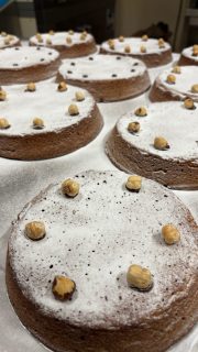 Live from laboratorio 🔴
Il momento più bello delle nostre torte alla nocciola: la decorazione!
Ops, no... il momento più bello è MANGIARLEEEEE 😋
#PanBelmonte
#Autunno
#Torte
#MadeInCanavese
#AnticaPasticceria
@maestridelgusto