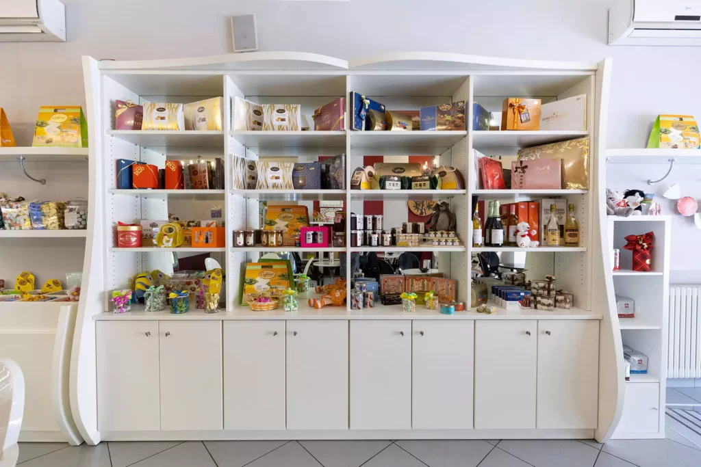 interno pasticceria Castellamonte, scatole di prodotti, amaretti tradizionali